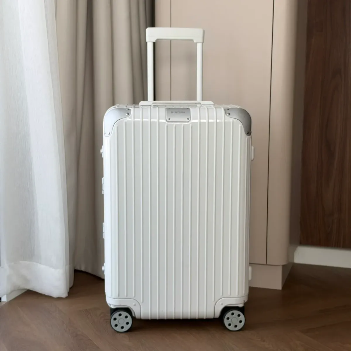 RIMOWA HYBRID Check-In M ปี 2022 สีขาว
