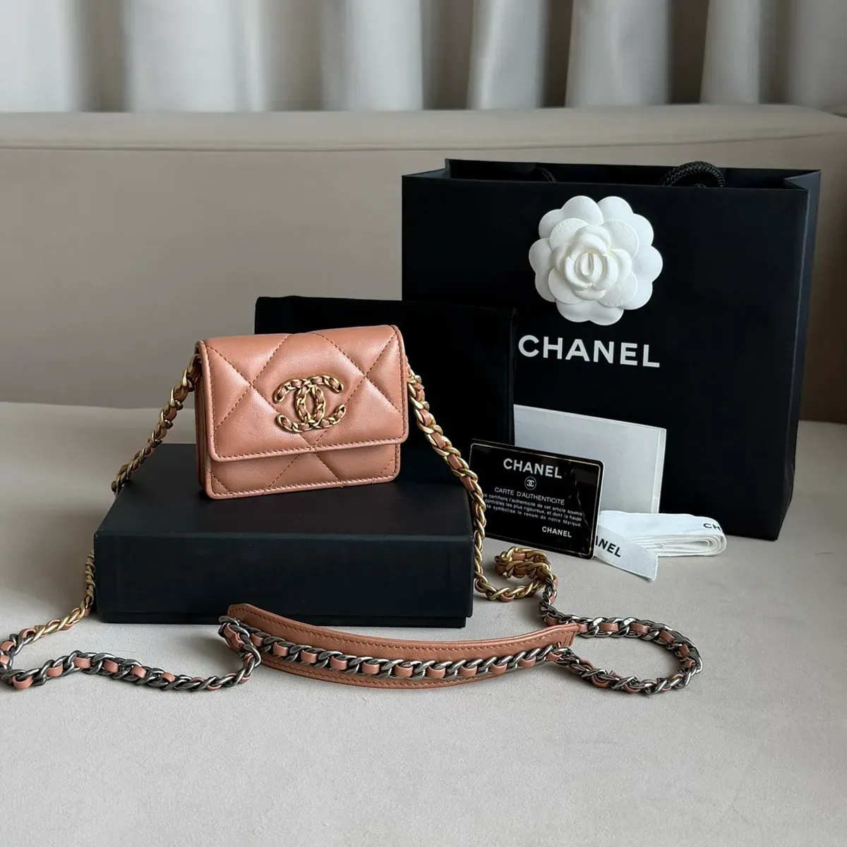 CHANEL 19 Cardholder With Chain Quilted Lambskin Holo31
