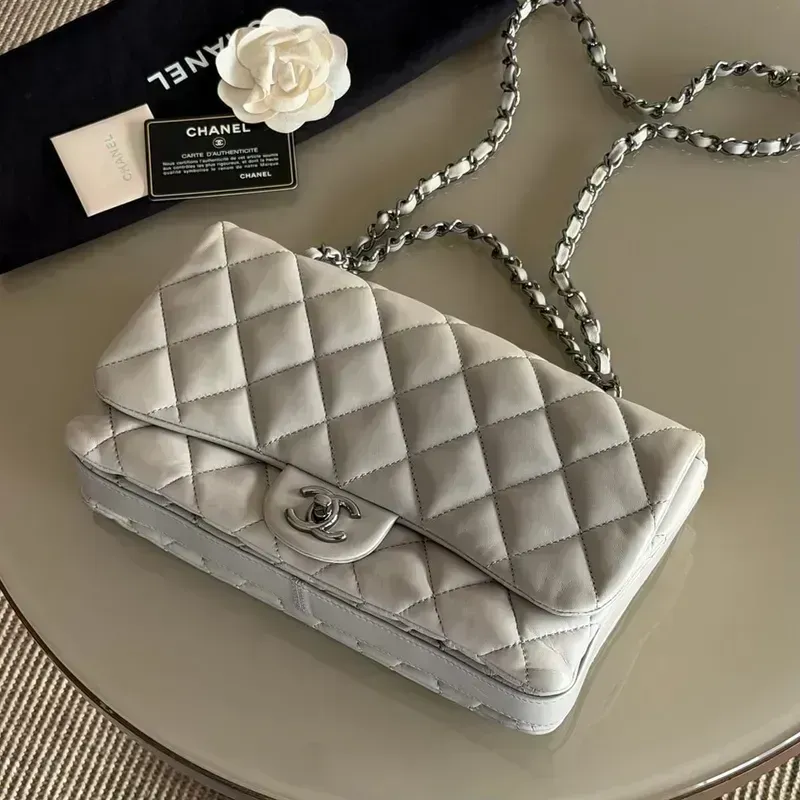 CHANEL 3 Quilted Lambskin Jumbo Flap bag holo15