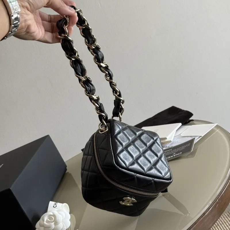 CHANEL Cube Chain Wristlet Case vanity holo32