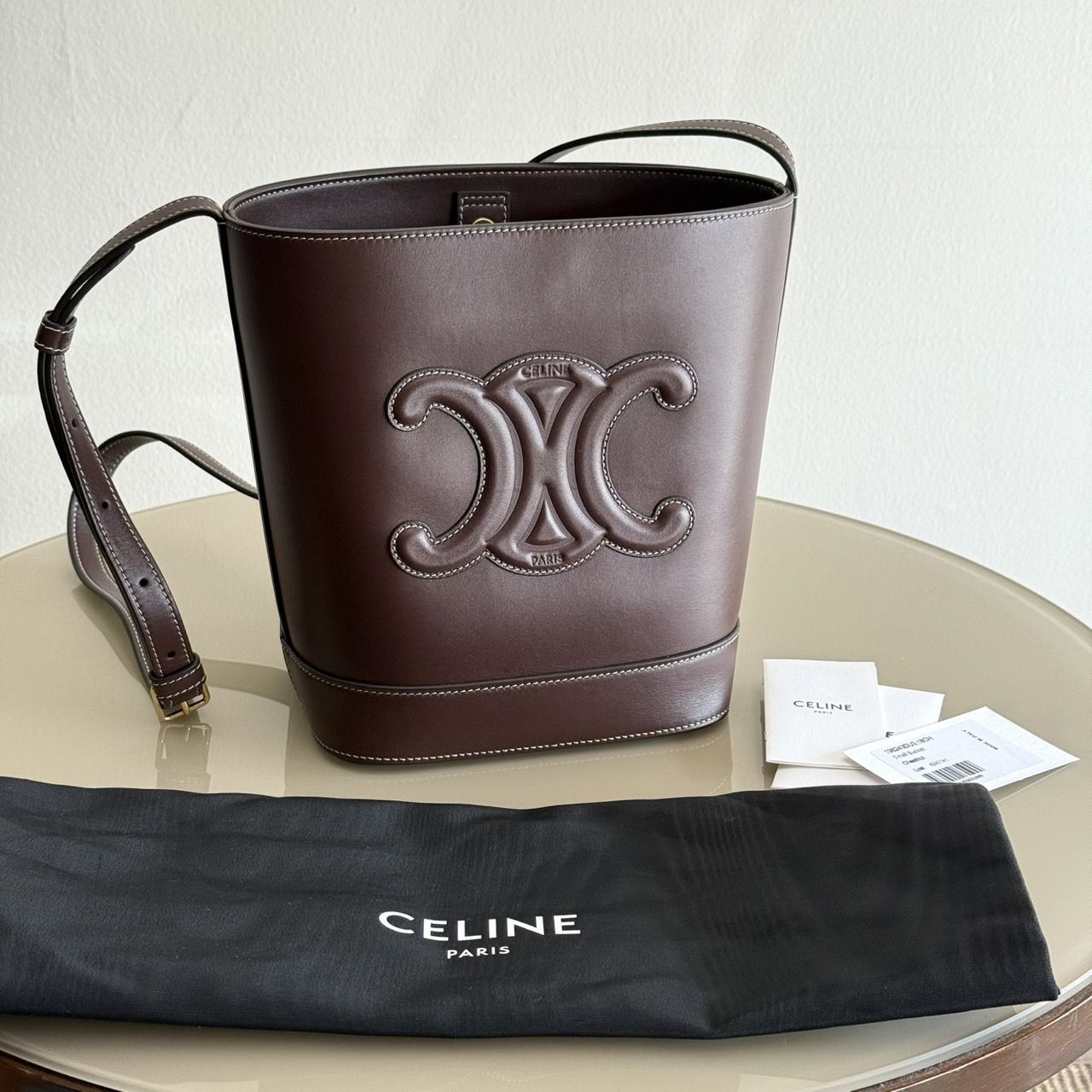 CELINE SMALL BUCKET CUIR TRIOMPHE IN SMOOTH CALFSKIN 2022 สี Chestnut