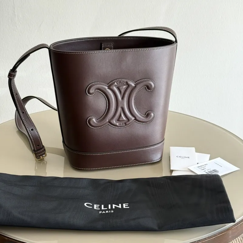 CELINE SMALL BUCKET CUIR TRIOMPHE IN SMOOTH CALFSKIN 2022 สี Chestnut